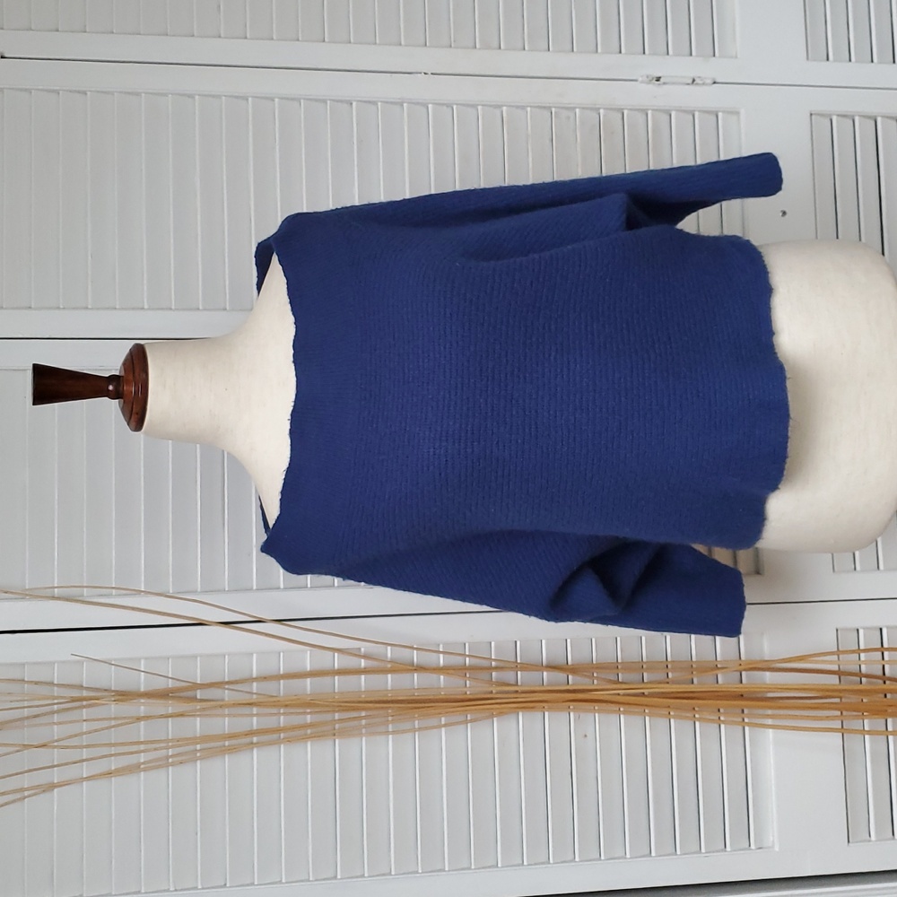 Leith Off-Shoulder Cropped  Sweater in Rich Navy Size XS